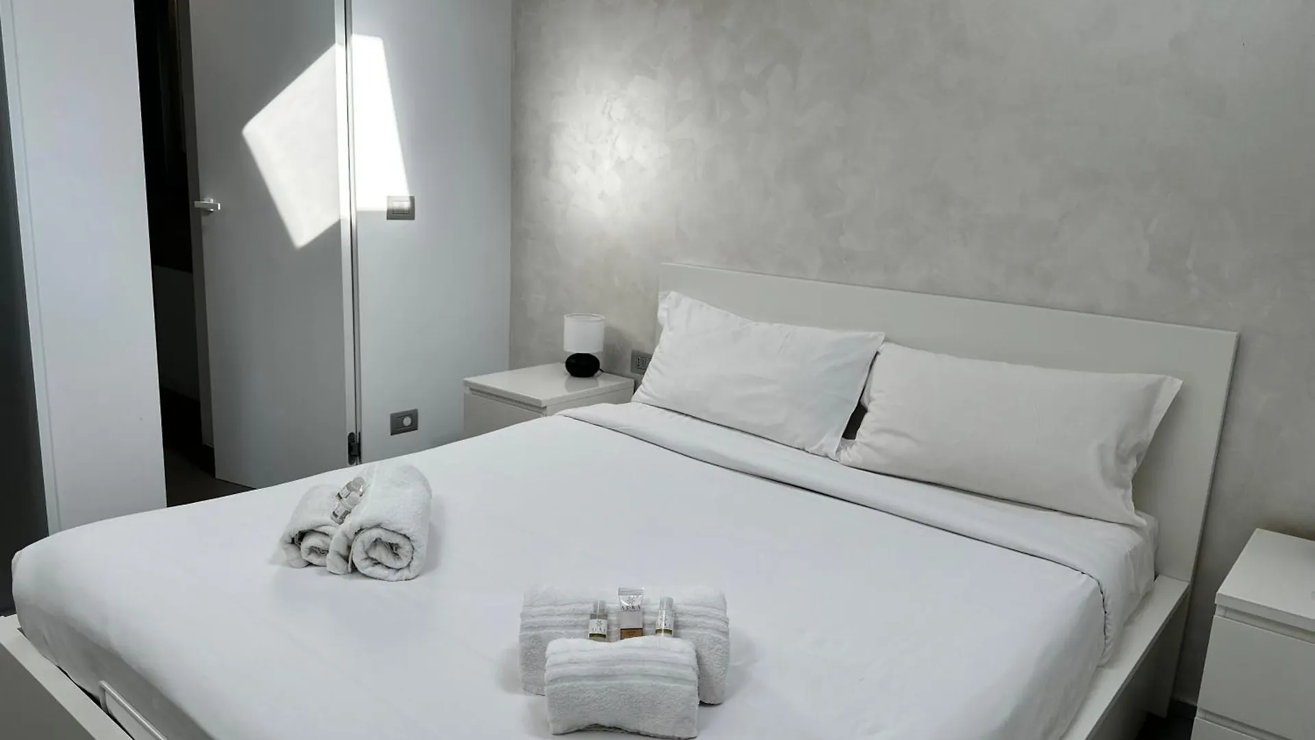 Xenia Apartments Milano 0*,